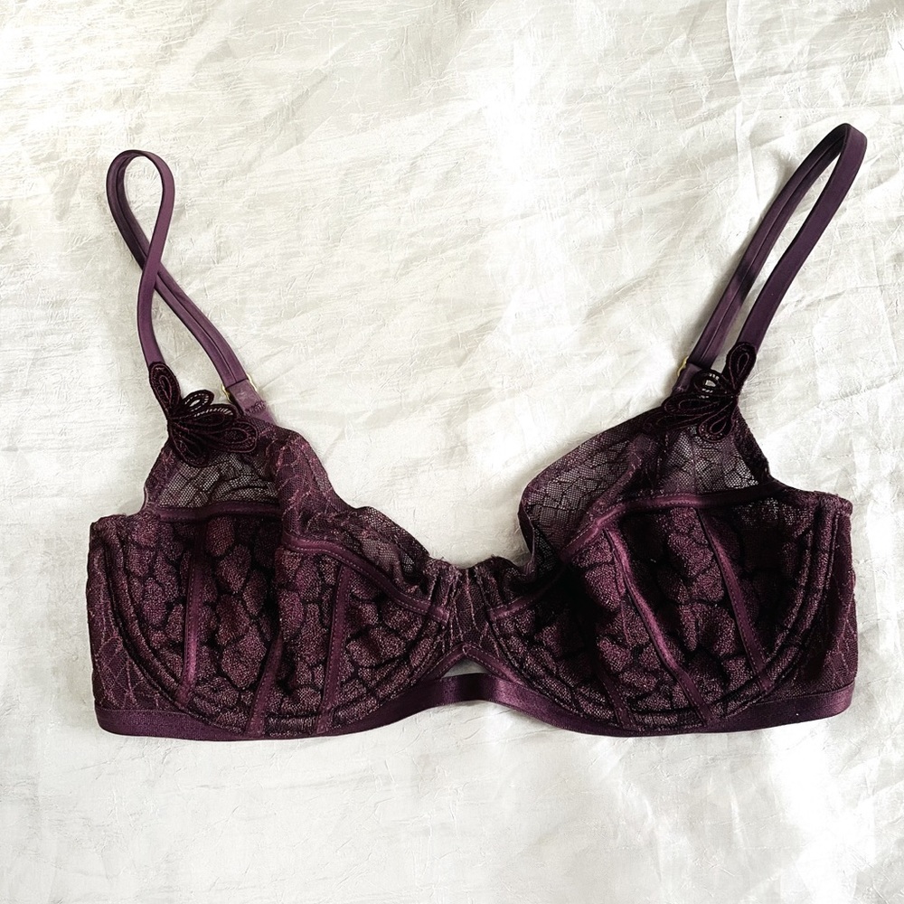❤️🔥3/$22❤️🔥 Triumph purple lace unlined bra with embroidery and cutout